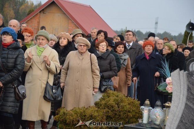 Uroczystość Wszystkich Świętych na cmentarzu komunalnym [01.11.2015] - zdjęcie #3 - eOstroleka.pl