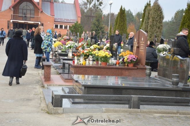 Uroczystość Wszystkich Świętych na cmentarzu komunalnym [01.11.2015] - zdjęcie #45 - eOstroleka.pl