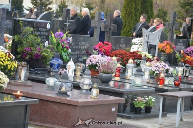 Uroczystość Wszystkich Świętych na cmentarzu komunalnym [01.11.2015] - zdjęcie #46 - eOstroleka.pl
