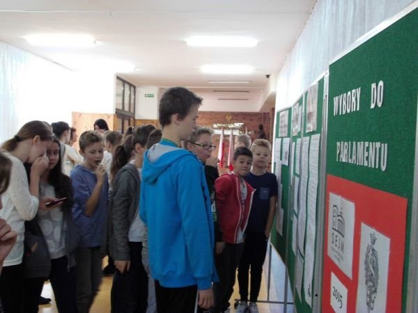 Wybory parlamentarne w Gimnazjum nr 2 w Ostrołęce [23.10.2015] - zdjęcie #15 - eOstroleka.pl