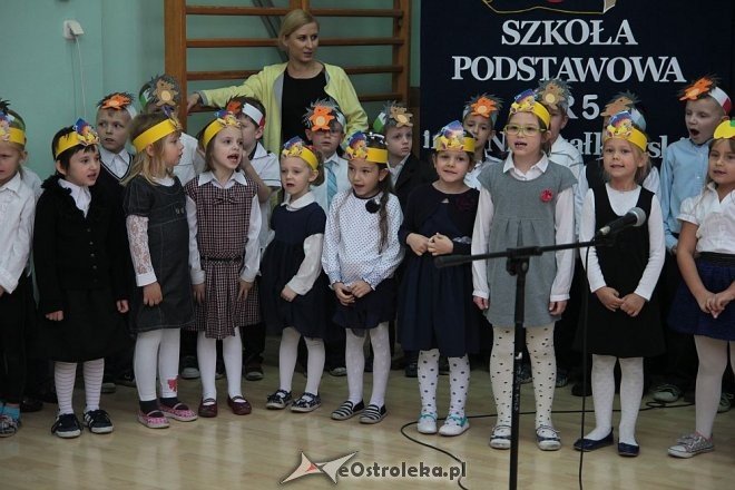 Pasowanie na „starszaka” w Szkole Podstawowej nr 5 w Ostrołęce [03.11.2015] - zdjęcie #3 - eOstroleka.pl
