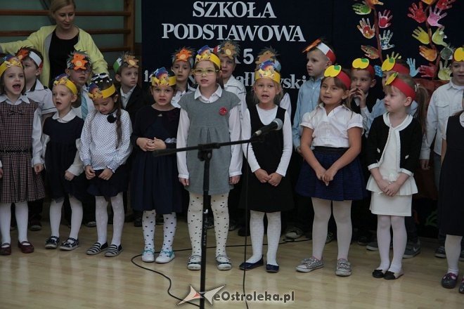 Pasowanie na „starszaka” w Szkole Podstawowej nr 5 w Ostrołęce [03.11.2015] - zdjęcie #4 - eOstroleka.pl