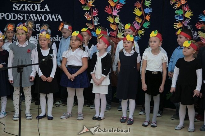 Pasowanie na „starszaka” w Szkole Podstawowej nr 5 w Ostrołęce [03.11.2015] - zdjęcie #5 - eOstroleka.pl