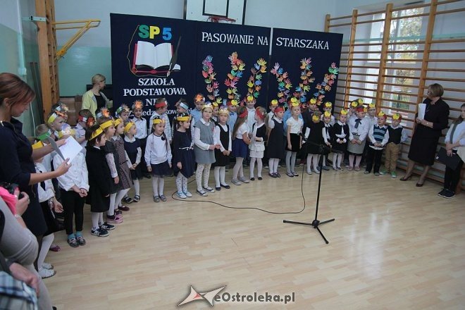 Pasowanie na „starszaka” w Szkole Podstawowej nr 5 w Ostrołęce [03.11.2015] - zdjęcie #11 - eOstroleka.pl