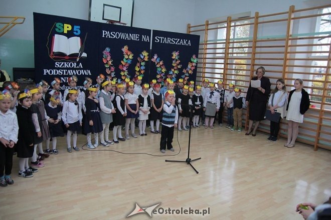 Pasowanie na „starszaka” w Szkole Podstawowej nr 5 w Ostrołęce [03.11.2015] - zdjęcie #17 - eOstroleka.pl