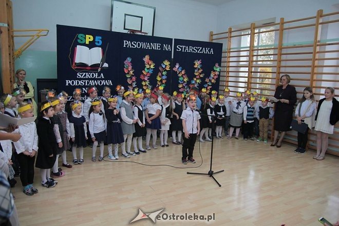Pasowanie na „starszaka” w Szkole Podstawowej nr 5 w Ostrołęce [03.11.2015] - zdjęcie #19 - eOstroleka.pl