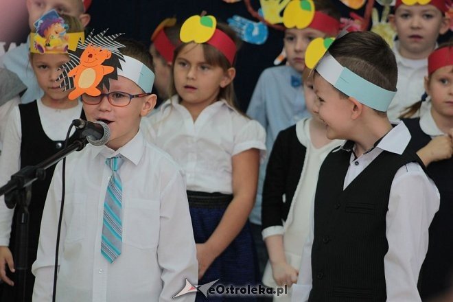 Pasowanie na „starszaka” w Szkole Podstawowej nr 5 w Ostrołęce [03.11.2015] - zdjęcie #30 - eOstroleka.pl