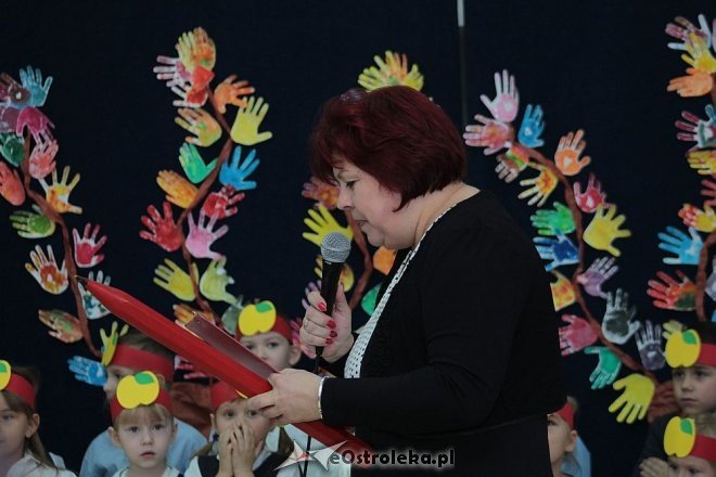 Pasowanie na „starszaka” w Szkole Podstawowej nr 5 w Ostrołęce [03.11.2015] - zdjęcie #52 - eOstroleka.pl
