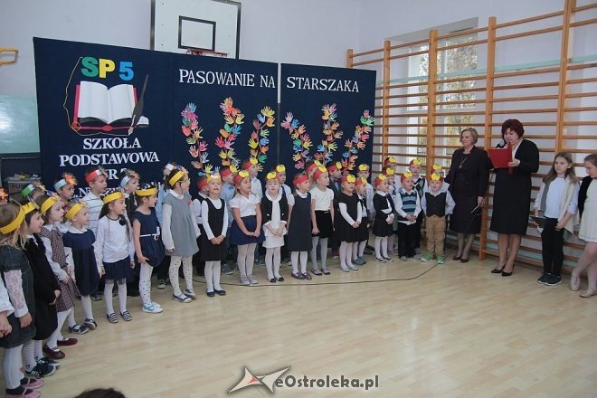 Pasowanie na „starszaka” w Szkole Podstawowej nr 5 w Ostrołęce [03.11.2015] - zdjęcie #67 - eOstroleka.pl