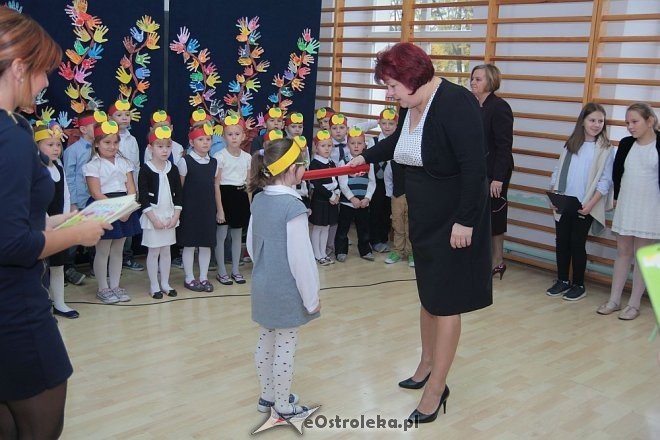 Pasowanie na „starszaka” w Szkole Podstawowej nr 5 w Ostrołęce [03.11.2015] - zdjęcie #58 - eOstroleka.pl