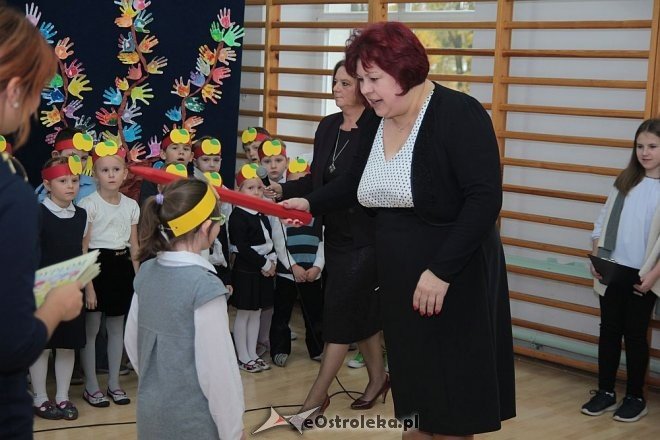 Pasowanie na „starszaka” w Szkole Podstawowej nr 5 w Ostrołęce [03.11.2015] - zdjęcie #62 - eOstroleka.pl
