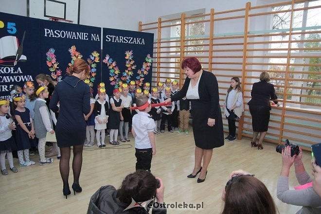 Pasowanie na „starszaka” w Szkole Podstawowej nr 5 w Ostrołęce [03.11.2015] - zdjęcie #60 - eOstroleka.pl