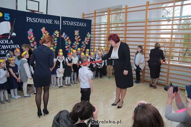 Pasowanie na „starszaka” w Szkole Podstawowej nr 5 w Ostrołęce [03.11.2015] - zdjęcie #61 - eOstroleka.pl