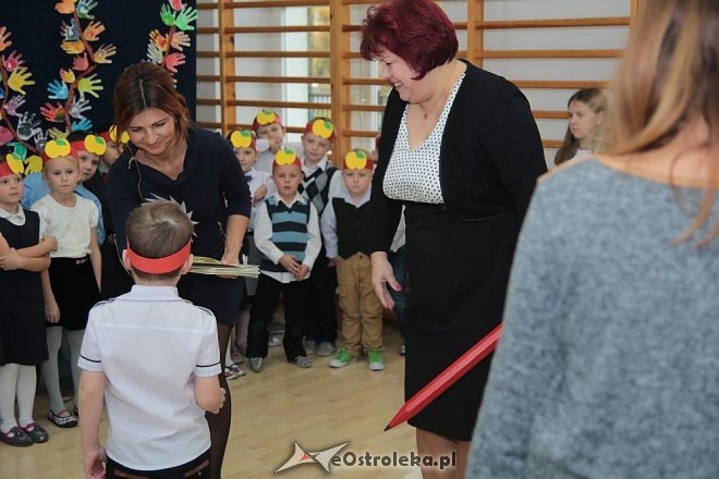 Pasowanie na „starszaka” w Szkole Podstawowej nr 5 w Ostrołęce [03.11.2015] - zdjęcie #60 - eOstroleka.pl