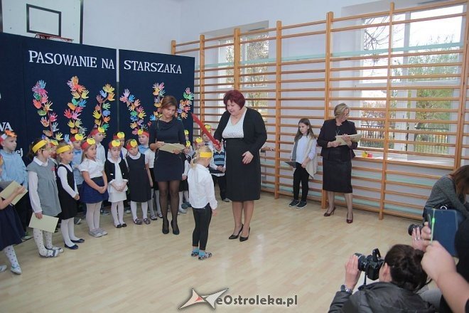 Pasowanie na „starszaka” w Szkole Podstawowej nr 5 w Ostrołęce [03.11.2015] - zdjęcie #56 - eOstroleka.pl