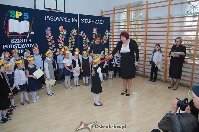 Pasowanie na „starszaka” w Szkole Podstawowej nr 5 w Ostrołęce [03.11.2015] - zdjęcie #55 - eOstroleka.pl