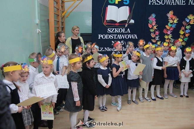 Pasowanie na „starszaka” w Szkole Podstawowej nr 5 w Ostrołęce [03.11.2015] - zdjęcie #43 - eOstroleka.pl