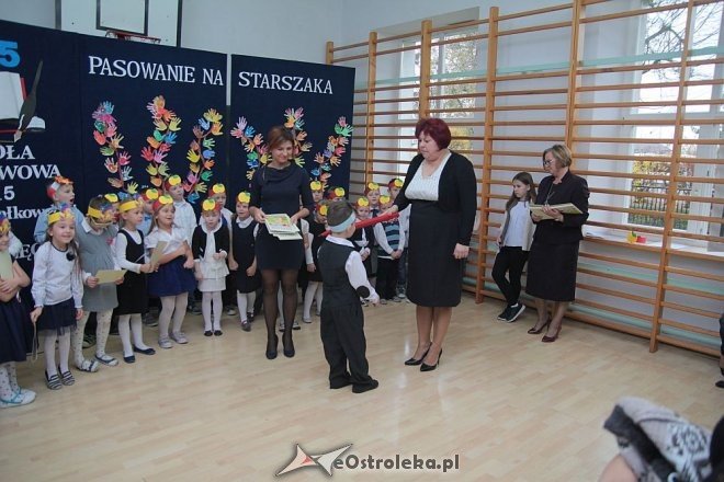 Pasowanie na „starszaka” w Szkole Podstawowej nr 5 w Ostrołęce [03.11.2015] - zdjęcie #39 - eOstroleka.pl