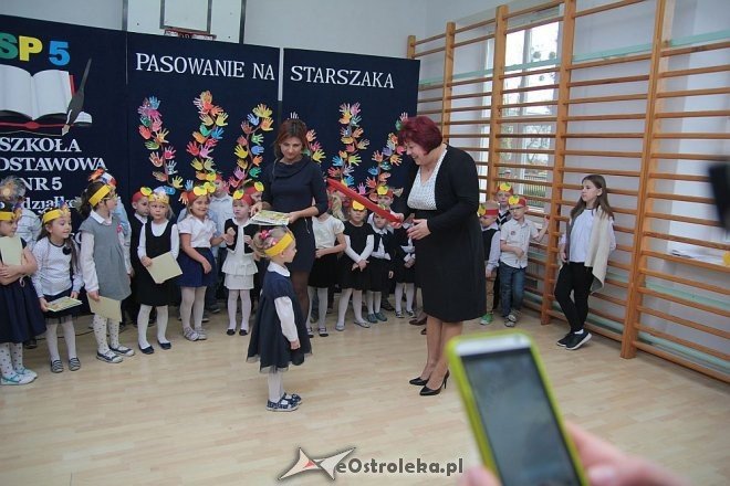 Pasowanie na „starszaka” w Szkole Podstawowej nr 5 w Ostrołęce [03.11.2015] - zdjęcie #38 - eOstroleka.pl