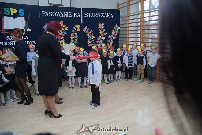 Pasowanie na „starszaka” w Szkole Podstawowej nr 5 w Ostrołęce [03.11.2015] - zdjęcie #37 - eOstroleka.pl
