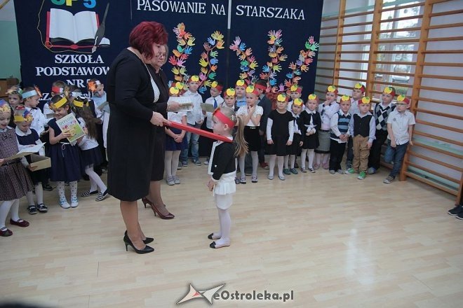 Pasowanie na „starszaka” w Szkole Podstawowej nr 5 w Ostrołęce [03.11.2015] - zdjęcie #36 - eOstroleka.pl