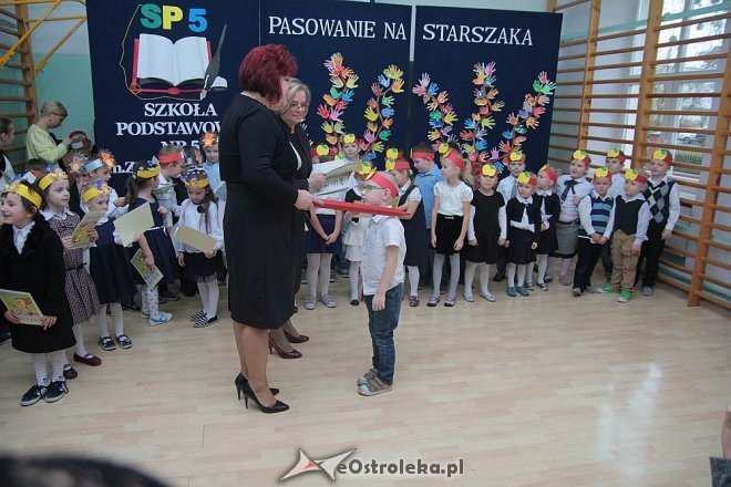 Pasowanie na „starszaka” w Szkole Podstawowej nr 5 w Ostrołęce [03.11.2015] - zdjęcie #35 - eOstroleka.pl