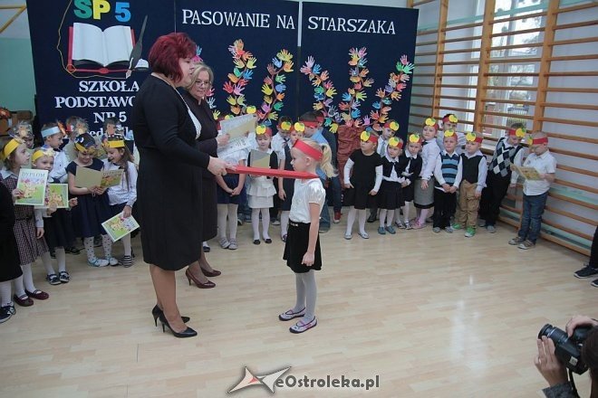 Pasowanie na „starszaka” w Szkole Podstawowej nr 5 w Ostrołęce [03.11.2015] - zdjęcie #34 - eOstroleka.pl