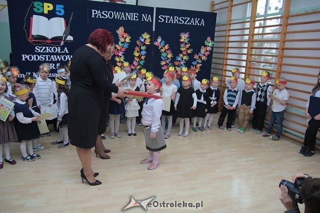Pasowanie na „starszaka” w Szkole Podstawowej nr 5 w Ostrołęce [03.11.2015] - zdjęcie #88 - eOstroleka.pl