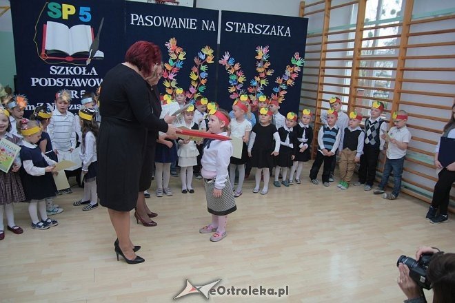 Pasowanie na „starszaka” w Szkole Podstawowej nr 5 w Ostrołęce [03.11.2015] - zdjęcie #33 - eOstroleka.pl