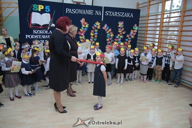 Pasowanie na „starszaka” w Szkole Podstawowej nr 5 w Ostrołęce [03.11.2015] - zdjęcie #32 - eOstroleka.pl