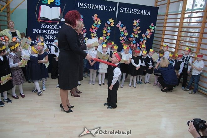 Pasowanie na „starszaka” w Szkole Podstawowej nr 5 w Ostrołęce [03.11.2015] - zdjęcie #31 - eOstroleka.pl