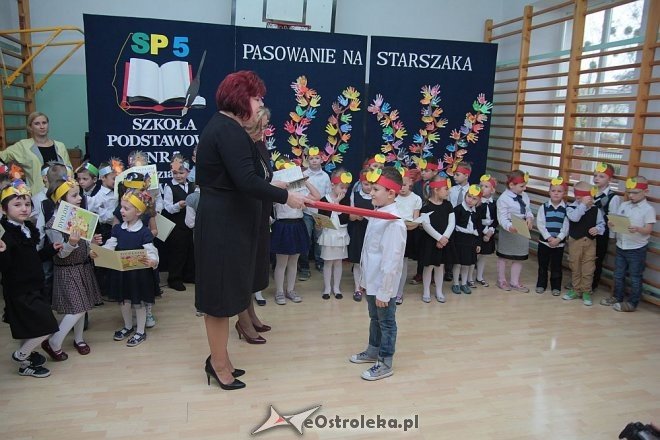 Pasowanie na „starszaka” w Szkole Podstawowej nr 5 w Ostrołęce [03.11.2015] - zdjęcie #30 - eOstroleka.pl