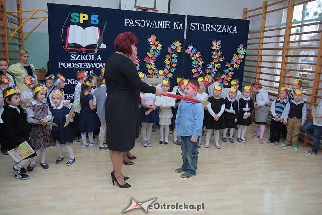 Pasowanie na „starszaka” w Szkole Podstawowej nr 5 w Ostrołęce [03.11.2015] - zdjęcie #29 - eOstroleka.pl