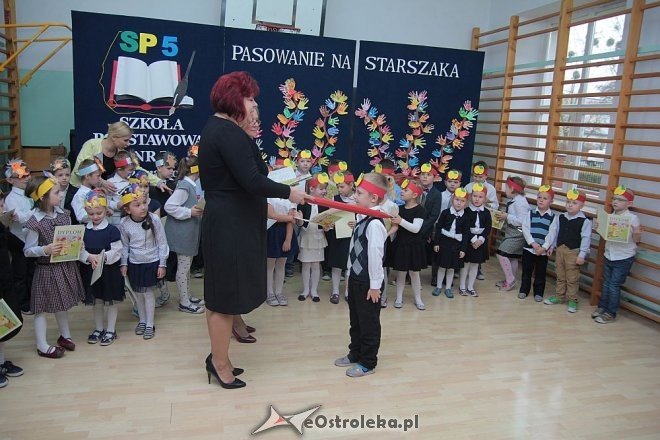 Pasowanie na „starszaka” w Szkole Podstawowej nr 5 w Ostrołęce [03.11.2015] - zdjęcie #28 - eOstroleka.pl
