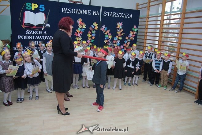 Pasowanie na „starszaka” w Szkole Podstawowej nr 5 w Ostrołęce [03.11.2015] - zdjęcie #27 - eOstroleka.pl