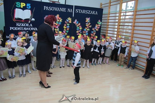 Pasowanie na „starszaka” w Szkole Podstawowej nr 5 w Ostrołęce [03.11.2015] - zdjęcie #26 - eOstroleka.pl