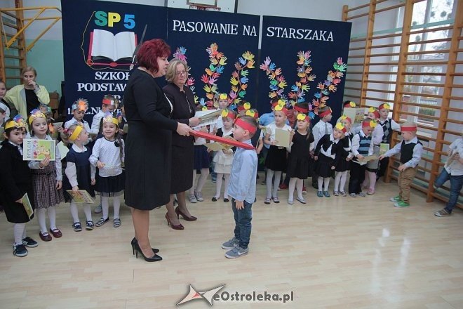 Pasowanie na „starszaka” w Szkole Podstawowej nr 5 w Ostrołęce [03.11.2015] - zdjęcie #25 - eOstroleka.pl