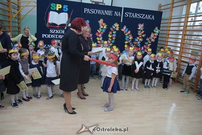 Pasowanie na „starszaka” w Szkole Podstawowej nr 5 w Ostrołęce [03.11.2015] - zdjęcie #97 - eOstroleka.pl