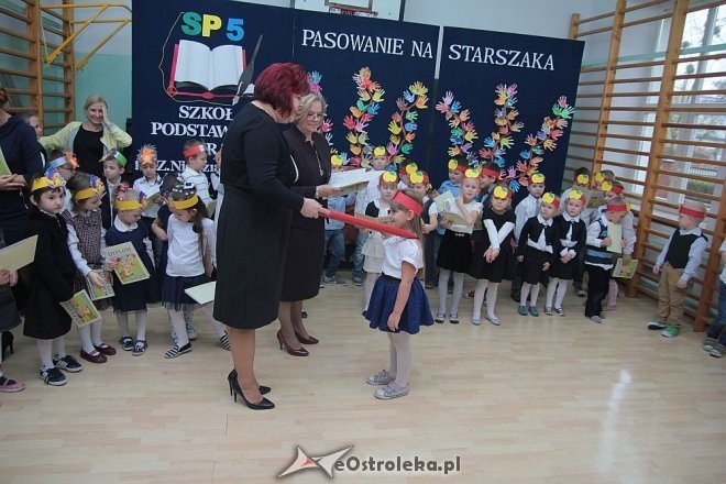 Pasowanie na „starszaka” w Szkole Podstawowej nr 5 w Ostrołęce [03.11.2015] - zdjęcie #24 - eOstroleka.pl
