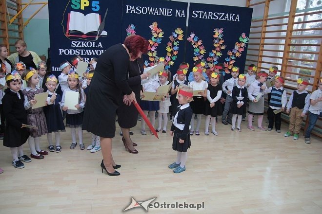 Pasowanie na „starszaka” w Szkole Podstawowej nr 5 w Ostrołęce [03.11.2015] - zdjęcie #23 - eOstroleka.pl