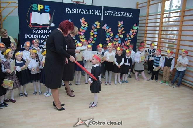 Pasowanie na „starszaka” w Szkole Podstawowej nr 5 w Ostrołęce [03.11.2015] - zdjęcie #22 - eOstroleka.pl