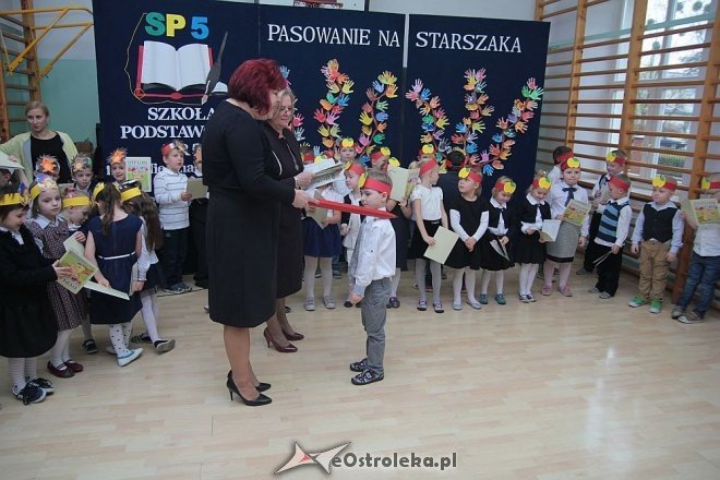 Pasowanie na „starszaka” w Szkole Podstawowej nr 5 w Ostrołęce [03.11.2015] - zdjęcie #100 - eOstroleka.pl