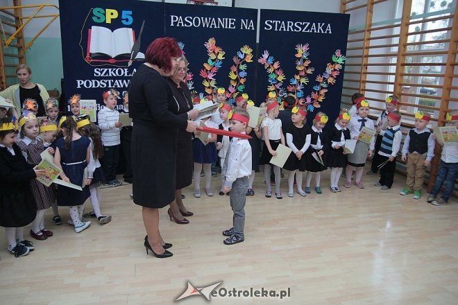 Pasowanie na „starszaka” w Szkole Podstawowej nr 5 w Ostrołęce [03.11.2015] - zdjęcie #21 - eOstroleka.pl