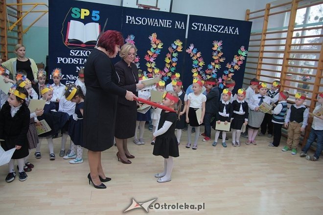 Pasowanie na „starszaka” w Szkole Podstawowej nr 5 w Ostrołęce [03.11.2015] - zdjęcie #20 - eOstroleka.pl