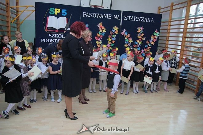 Pasowanie na „starszaka” w Szkole Podstawowej nr 5 w Ostrołęce [03.11.2015] - zdjęcie #102 - eOstroleka.pl