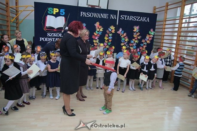 Pasowanie na „starszaka” w Szkole Podstawowej nr 5 w Ostrołęce [03.11.2015] - zdjęcie #19 - eOstroleka.pl