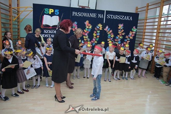 Pasowanie na „starszaka” w Szkole Podstawowej nr 5 w Ostrołęce [03.11.2015] - zdjęcie #18 - eOstroleka.pl