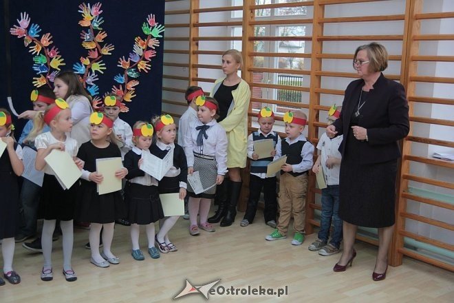 Pasowanie na „starszaka” w Szkole Podstawowej nr 5 w Ostrołęce [03.11.2015] - zdjęcie #17 - eOstroleka.pl