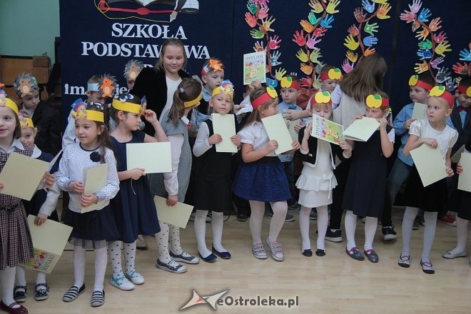 Pasowanie na „starszaka” w Szkole Podstawowej nr 5 w Ostrołęce [03.11.2015] - zdjęcie #106 - eOstroleka.pl