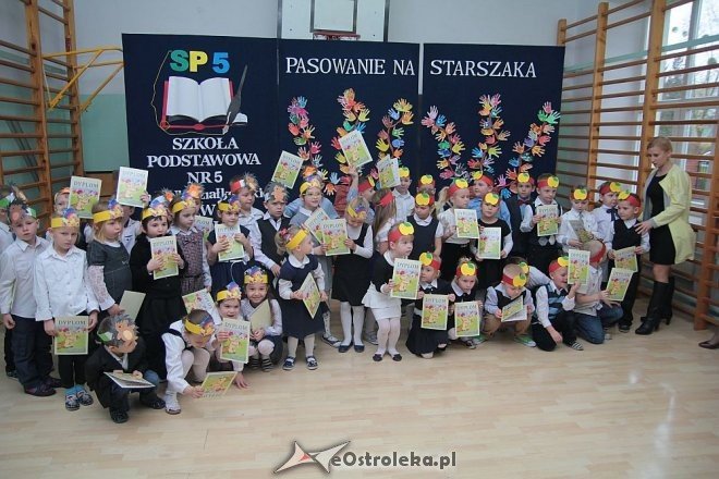 Pasowanie na „starszaka” w Szkole Podstawowej nr 5 w Ostrołęce [03.11.2015] - zdjęcie #11 - eOstroleka.pl
